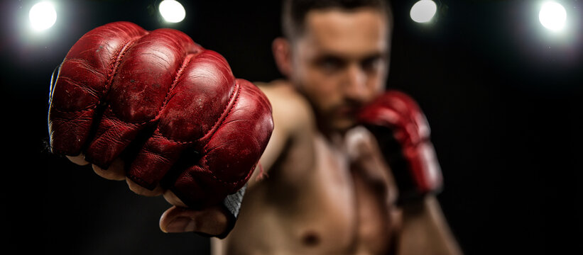 Read more about the article Maximizing Your Performance with the Right Fit: How to Choose the Perfect MMA Gloves